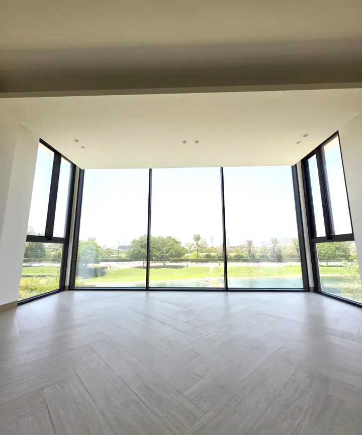 Corner window bay, Jumeirah Golf Estates